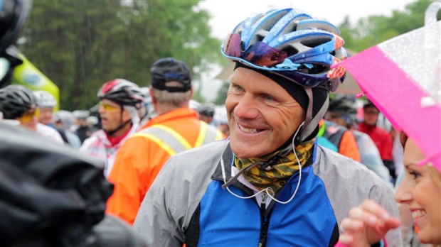 Le sourire malgré la pluie lors du passage du Grand Défi Pierre Lavoie à Saint-Georges