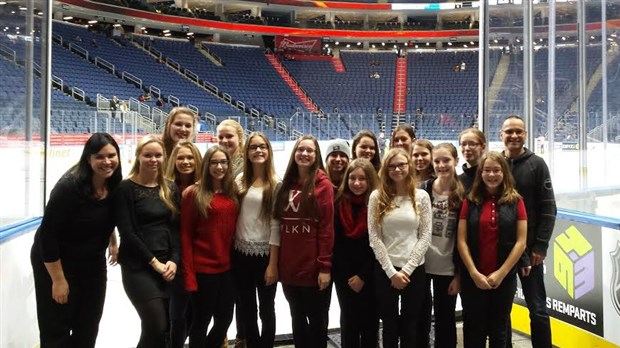 Des élèves de l'école Jésus-Marie interprètent l'hymne national au Centre Vidéotron