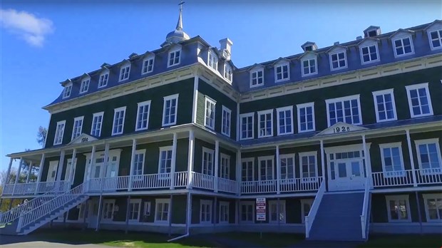 Normand DeLessard présente des images du Centre multifonctionnel de Saint-Gédéon