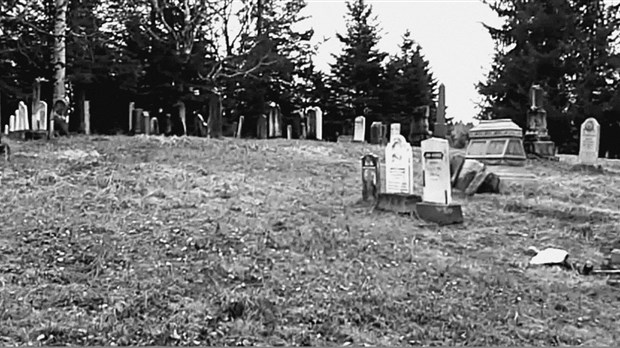Normand DeLessard présente l'ancien cimetière Marlow de St-Théophile