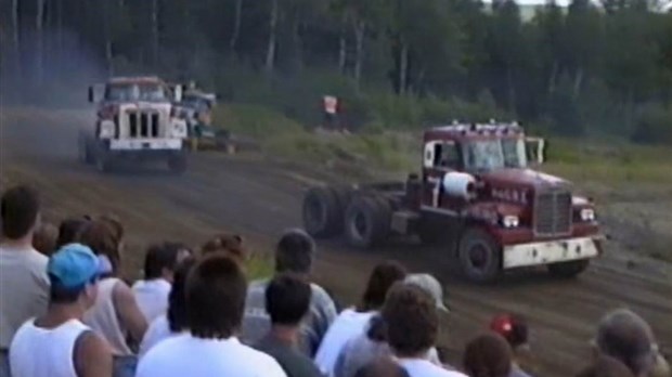 Normand DeLessard présente des souvenirs des courses de camions à Beauceville en 1994