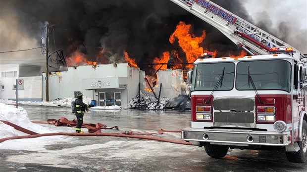 VIDÉO | Revoyez la progression des flammes à l'aréna de Saint-Prosper