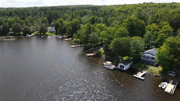 Normand DeLessard présente une vue aérienne du Lac des Abénaquis de Sainte-Aurélie