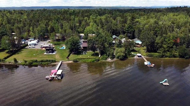 Normand DeLessard présente une vue aérienne du petit Lac Lambton 