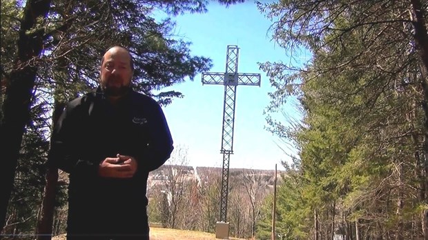 Normand DeLessard présente une vue aérienne de la croix de Beauceville