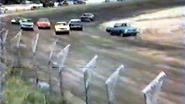 Normand DeLessard présente des souvenirs de course à Saint-Côme-Linière en 1983