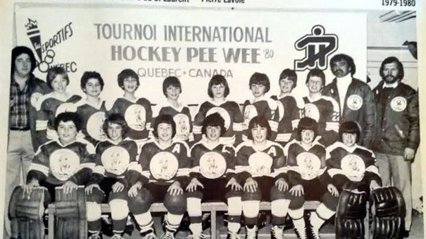 Normand DeLessard présente des souvenirs du hockey mineur à Saint-Georges