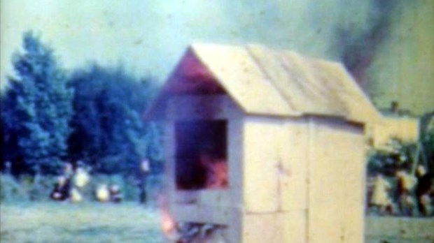 Normand DeLessard présente une pratique de pompier en 1961