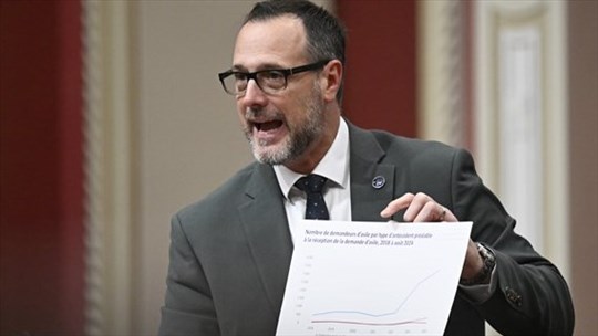 Immigration: Roberge opte pour une baisse modérée et vise 45 000 par année