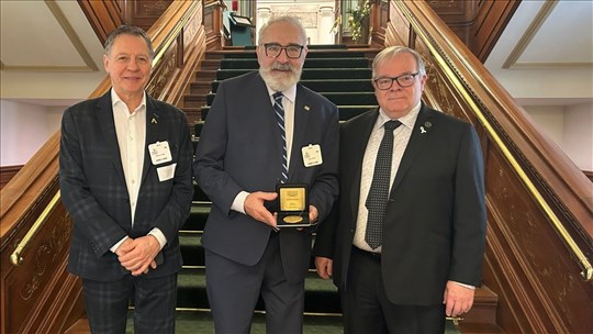 La médaille de l’Assemblée nationale à Paul Doyon
