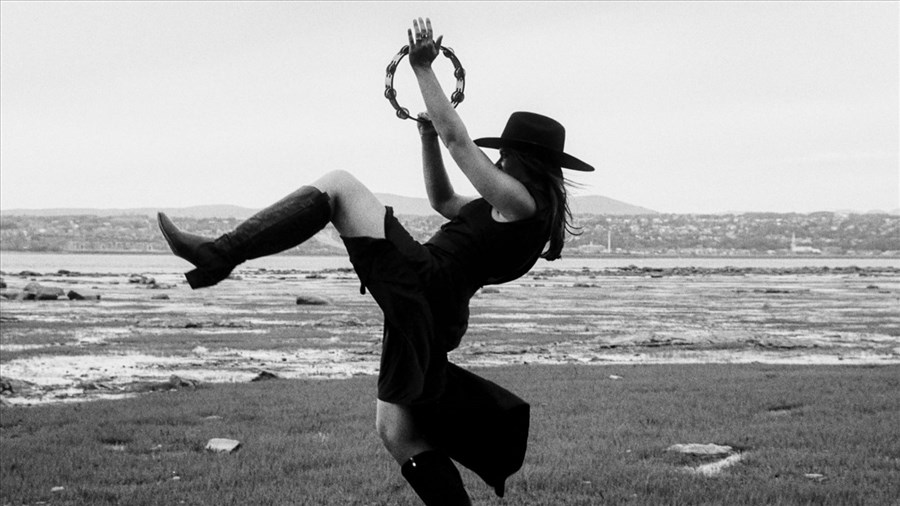 Un nouveau single pour Julia Mae Stone