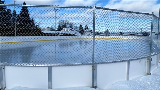La patinoire extérieure de Tring-Jonction fait peau neuve