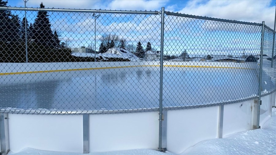 La patinoire extérieure de Tring-Jonction fait peau neuve