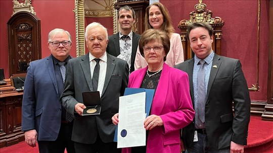 La médaille de l'Assemblée nationale décernée à l'entreprise Armand Lapointe Équipement