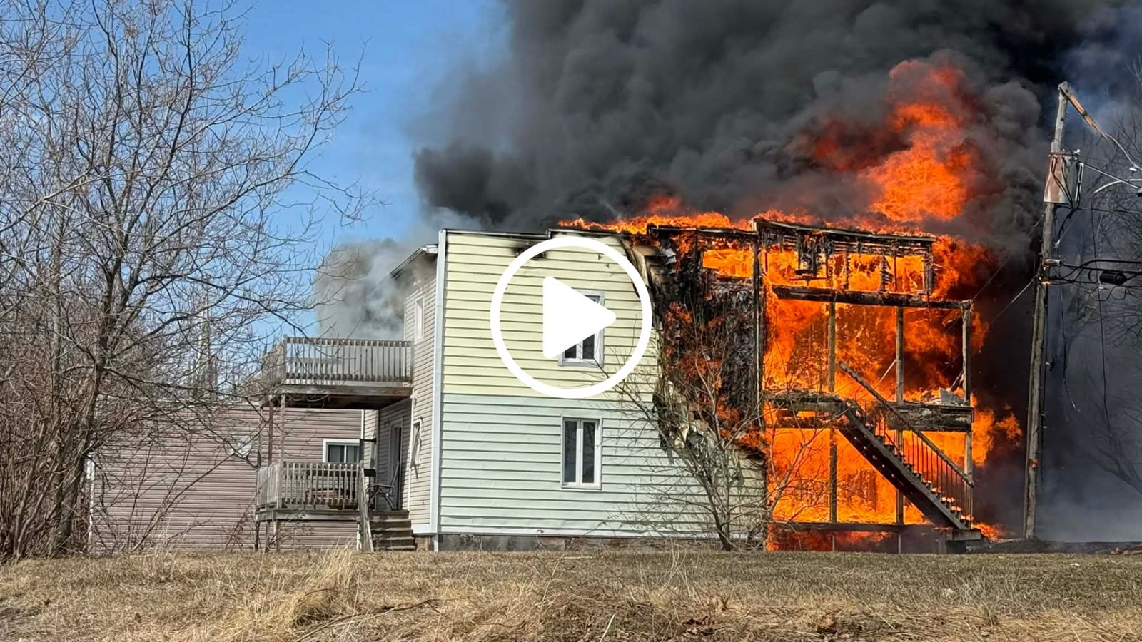 Un multilogement en feu à Sainte-Marie