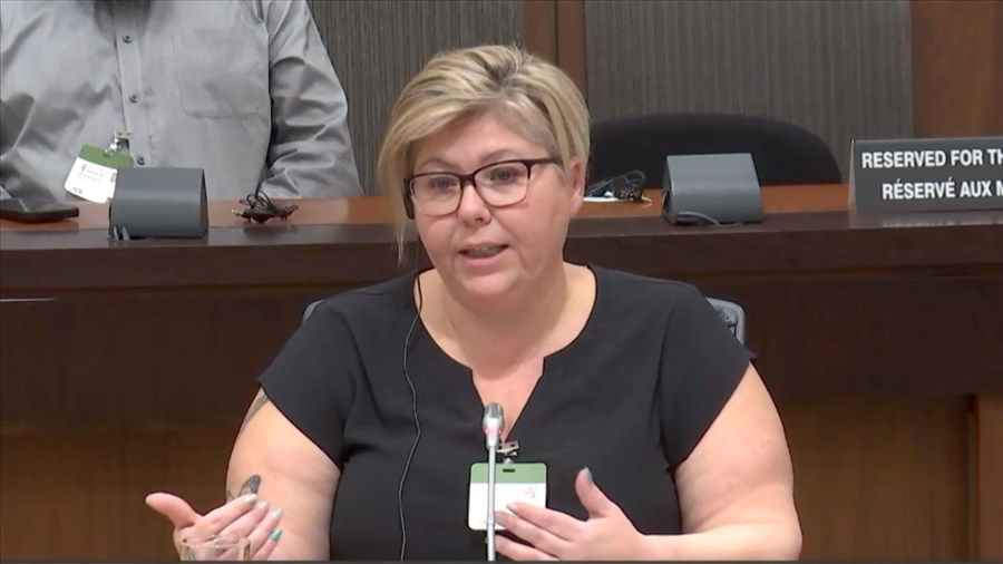 Combien de camions roulent avec de «faux papiers», s'interroge Nathalie Poulin?