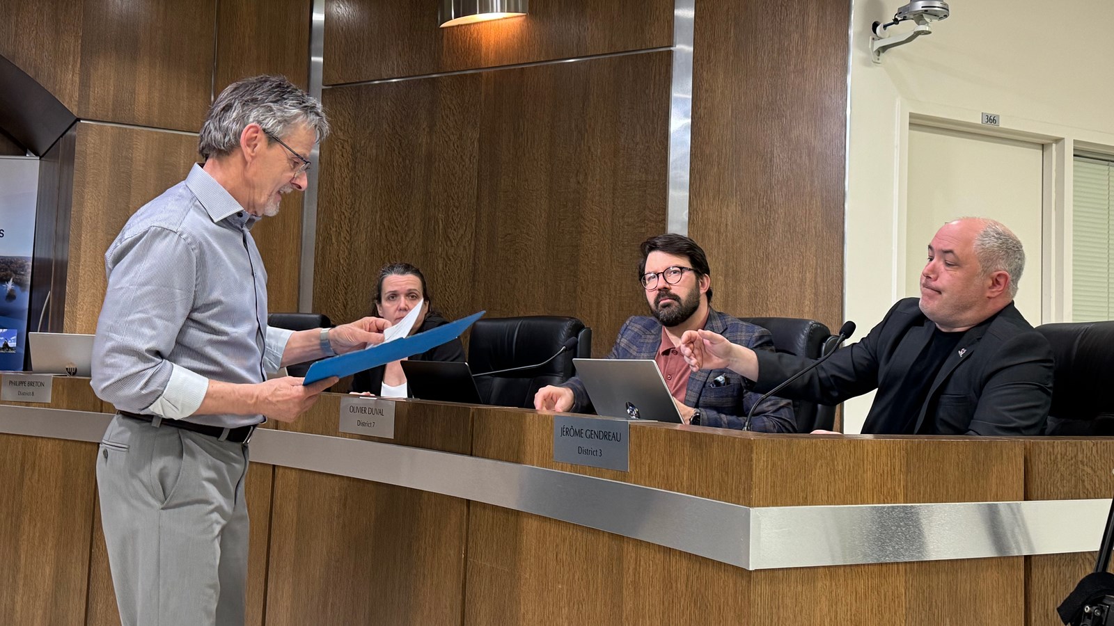 Le groupe St-Georges sans fluor remet une pétition de 1541 signatures à la Ville